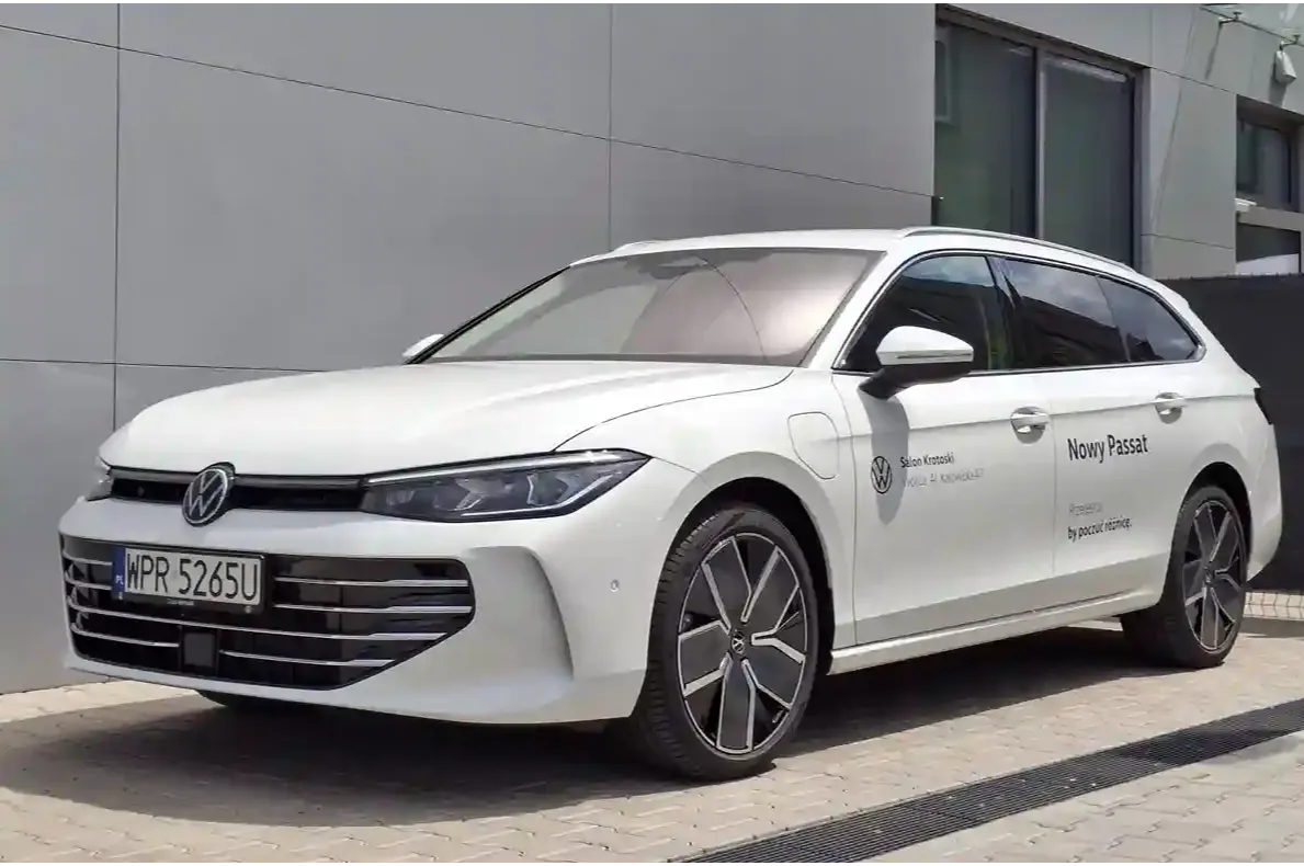 VW Passat biały